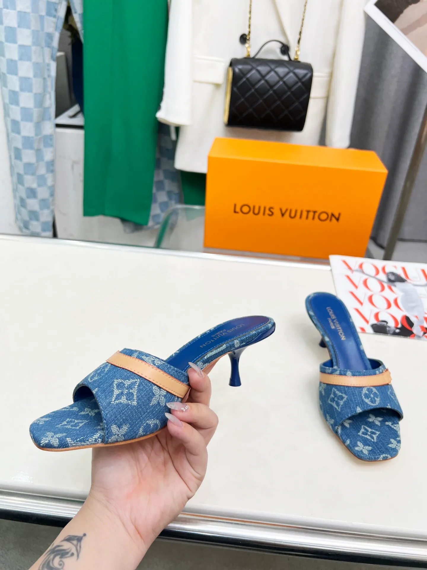 Factory direct sales👟👟Ex-factory price 440👟👟 LV new denim denim kitten heel slippers 2025 summer must-have for goddesses, original replica, super comfortable on the feet. Show off the queen's temperament, the heel height is 5.5CM, which shows your temperament without being tiring. Standard code: 35-42 (41 and 42 codes are customized, non-returnable and non-exchangeable)